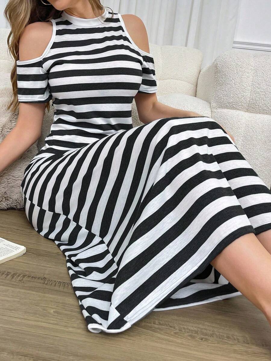 SHEIN 女式休闲露肩短袖条纹印花家居服连衣裙 - 黑與白 - 查看 1