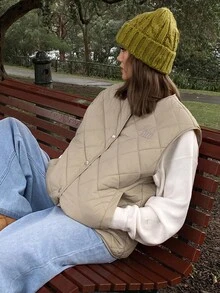 DAZY 女士轻薄无袖绗缝外套，休闲刺绣字母设计，保暖内衬，适合秋冬季节穿着。 - 卡其色 - 查看 2