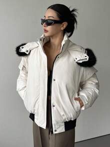 DAZY Chaqueta de invierno para mujer con capucha y cuello de piel sintética en bloques de color