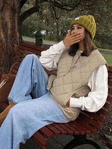 DAZY 女士轻薄无袖绗缝外套，休闲刺绣字母设计，保暖内衬，适合秋冬季节穿着。 - 卡其色 - 查看 6