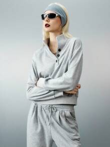 Airlisse Set 2 Potong Hoodie Setengah Resleting dan Celana Jogger Pinggang Serut Warna Abu-abu untuk Wanita - Grey - View 3