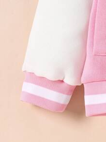 SHEIN جاكيت بيسبول بنمط الجاكيت الرياضي للبنات الصغيرات باللون الوردي والأبيض مع رسم فراشة جميل، جاكيت بيسبول بأزرار للأطفال والبنات الصغيرات، جاكيت رياضية وردية للأطفال مع طبعة فراشة أمامية وخلفية، جاكيت رياضية وردية ناعمة للأطفال مع أكمام متباينة وتصميم فراشة رقيق، ملابس خارجية خفيفة الوزن - روز أحمر - مشاهدة 6