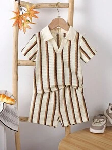 SHEIN Bộ áo thun tay ngắn cổ chữ V kẻ sọc và quần short thời trang mùa hè cho bé trai - Nhiều màu - Xem 1