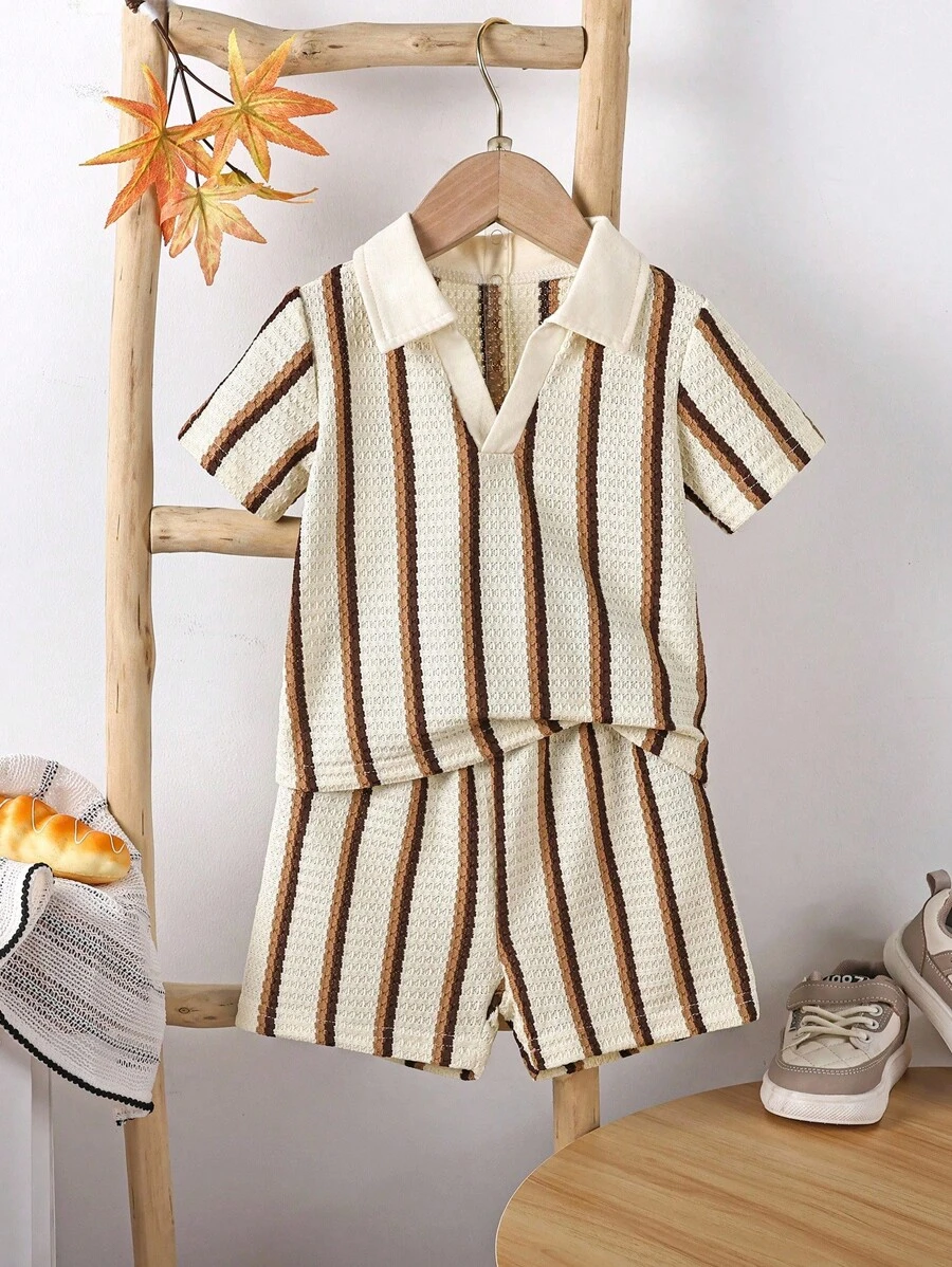 SHEIN Bộ áo thun tay ngắn cổ chữ V kẻ sọc và quần short thời trang mùa hè cho bé trai - Nhiều màu - Xem 1