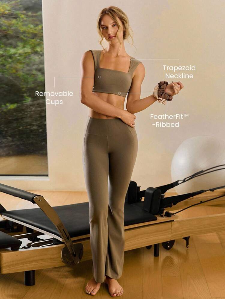 FeatherFit™ リブ編み ソフトフレックス スクエアネック スポーツブラ ローインパクト ヨガ ピラティス スタジオ デイリーカジュアル 取り外し可能パッド