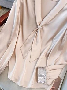 GlowEve CURVE Blouse en satin pour femmes avec col cravate, décoré de perles et de sequins, grande taille - Nude - Voir 5