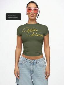 SUMWON WOMEN Video Vixen Baby Tee 短款上衣 金色脚本印花 时尚 Y2K 风格短袖棉质修身 T 恤 复古个性 T 恤 夏季节日街头服饰 - 墨綠色 - 查看 9