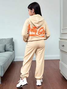 SHEIN Leap Crew Set da 2 pezzi per ragazze pre-adolescenti, giacca con stampa slogan in stile campus oversize e tuta in pile spessa - Cachi - Visualizzare 4
