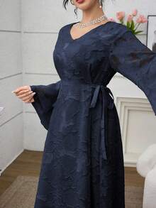 Yasmyna Vestido elegante de estilo árabe con cuello en V, recorte, mangas acampanadas de encaje. Vestido de ocasión especial con estampado floral en azul marino. Vestido largo maxi azul marino de manga larga. Vestido elegante midi