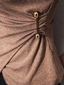 Maija 2025 Camiseta sin mangas con escote en V, bajo asimétrico, decoración de alfileres de de metal, estilo moderno de ciudad, adecuada para el otoño temprano, top envolvente urbano para mujer, top con giro frontal, top envolvente marrón, top marrón claro, top marrón óxido - Rosa Pálido - Ver 2