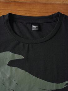 Manfinity NXTstreet 2 件男士老鹰印花圆领短袖 T 恤和字母印花抽绳腰长裤休闲装，舒适装 - 軍綠色 - 查看 4