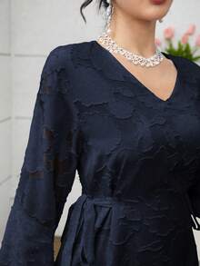 Yasmyna Vestido elegante de estilo árabe con cuello en V, recorte, mangas acampanadas de encaje. Vestido de ocasión especial con estampado floral en azul marino. Vestido largo maxi azul marino de manga larga. Vestido elegante midi