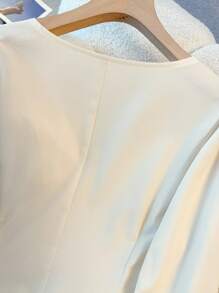 GlowEve CURVE Áo sơ mi tay dài cổ chữ V thêu hoa 3D màu trơn thanh lịch cỡ lớn dành cho nữ, tay dài xếp nếp, cài nút, thích hợp để đi làm và hẹn hò - Màu be - Xem 5