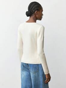 Maija 女士纯色圆领长袖单排扣休闲针织开衫，简约优雅，舒适百搭，适合所有季节。白色百搭，适合日常休闲穿着或办公通勤，也适合圣帕特里克节、复活节、夏季派对、海滩度假、夏季外出、毕业典礼等场合。 - 杏色 - 查看 3