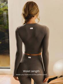 GLOWMODE FeatherFit™ 柔软弹力罗纹接缝分体设计长袖 T 恤低冲击瑜伽普拉提工作室日常休闲装可拆卸罩杯 - 棕色 - 查看 3