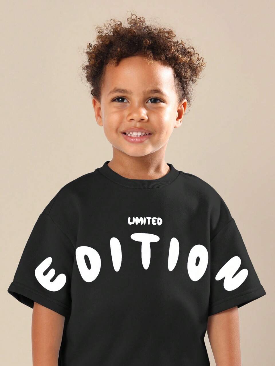 Camiseta grande edição limitada com estampa marcante no peito