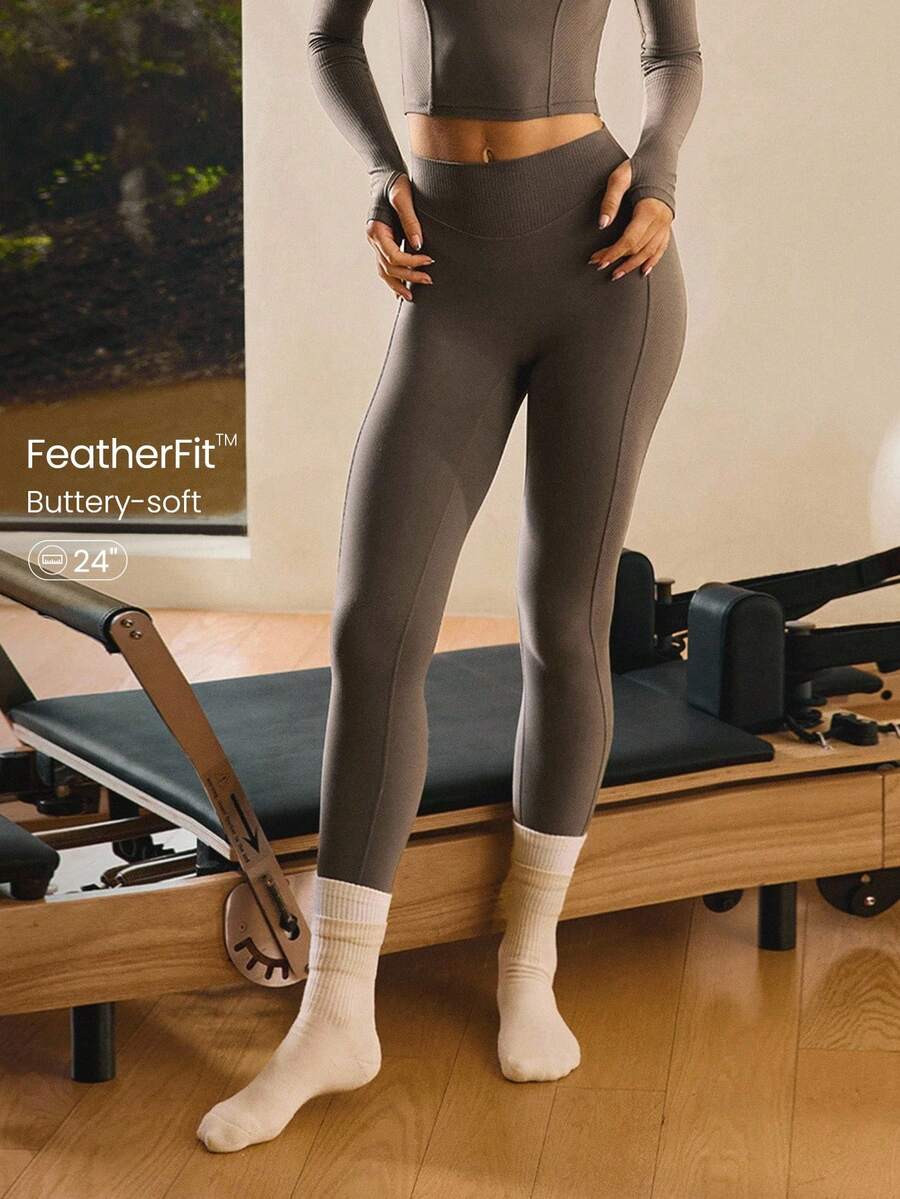 GLOWMODE Leggings de 24" FeatherFit™ con diseño de costuras divisorias, suaves y elásticos, para yoga de bajo impacto, pilates, uso diario y casual - Marrón - Ver 1