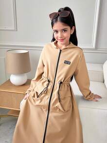 SHEIN 青少年女孩休闲街头服饰时尚法式优雅英伦学院风字母刺绣贴片宽松落肩长袖连帽撞色拉链抽绳腰部大口袋长款羽绒服夹克风衣 - 卡其色 - 查看 2