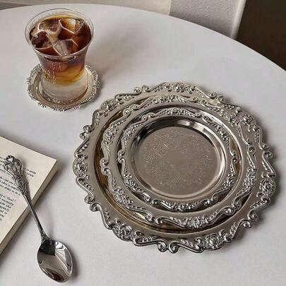 1 chiếc khay cổ điển, có thể dùng làm đế lót ly, giá nến, khay đựng trang sức, bằng kim loại màu vàng hoặc bạc, dùng để trang trí.