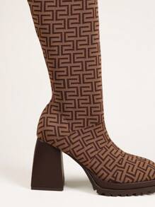 SHUZIA 印花圖案及膝粗跟靴子 - 棕色 - 查看 4