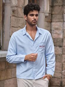 HIMLAND Camisa de manga larga casual de hombre con hombros caídos, tejida a rayas, con bordado de letra, azul claro a rayas, camisa azul polvo, camisa a rayas azul y blanca, camisa azul Carolina, para otoño, Old Money