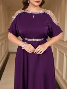 Gownix Elegantes Etuikleid Einfarbig mit Strass-Verzierung für Große Größen, Carmen-Ausschnitt