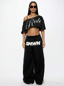 SUMWON Camiseta básica casual de verano de manga corta con diseño de letra de estilo urbano y estampado de texto para mujer de talla grande, con hombros descubiertos y corte cropped