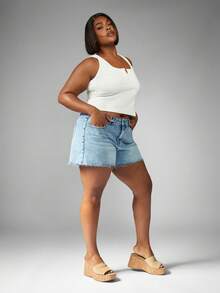 MISSGUIDED PLUS Quần short denim cỡ lớn cạp vừa, gấu thô, dài đến giữa đùi, quần jean cotton rách, mặc đi biển cuối tuần, mặc trong lễ hội mùa hè, mặc khi đi nghỉ cuối tuần - Rửa nhẹ - Xem 5