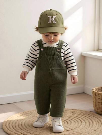SHEIN 2件套男婴条纹圆领T恤和可调节灯芯绒小熊背带裤，适合通勤、上学、度假、运动、秋季穿着，尺码6个月至3岁，儿童服装，婴儿服装，T恤，背带裤，舒适小精灵，男婴冬季服装套装，男婴套装，男童秋季服装，儿童/婴儿服装，男婴服装，婴儿休闲套装，男婴冬季服装，男婴冬季服装，6个月至3岁男婴灯芯绒背带裤，男婴背带裤套装，绿色男婴连体衣