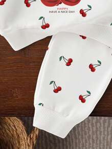 SHEIN 1 套女婴休闲时尚可爱甜美樱桃图案和“CHERRY”字母印花圆领运动衫和裤子套装，白色连帽衫套装，秋冬 - 彩色 - 查看 5