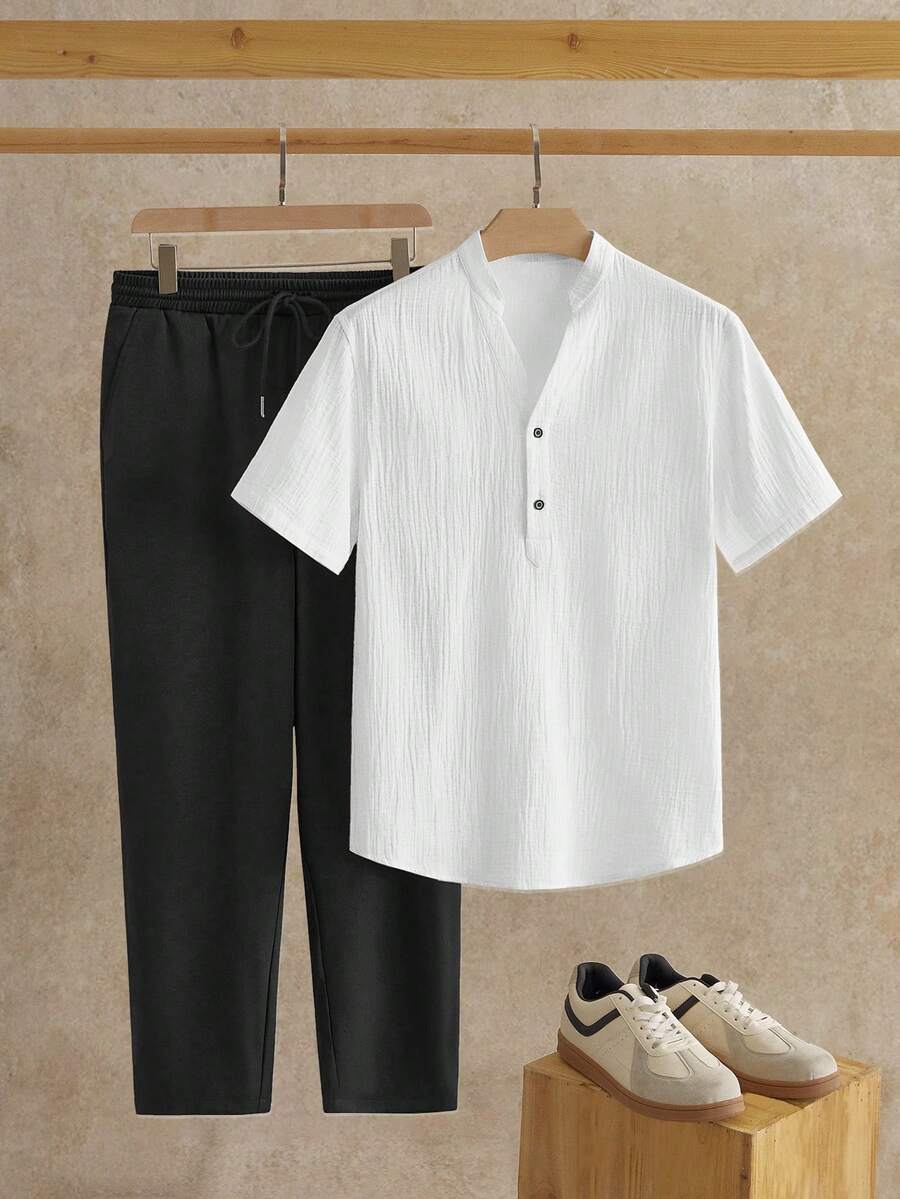 Manfinity NXTstreet 男士衬衫套装、男士两件套休闲套装、男士夏季休闲套装、亨利衫和裤子套装、泡泡纱运动服、纹理面料套装、男士亚麻混纺服装、男士运动休闲套装、抽绳慢跑裤套装、极简夏季服装、男士两件套夏季套装（含纹理泡泡纱亨利衫和抽绳慢跑裤）、透气轻便的休闲装 - 黑與白 - 查看 1