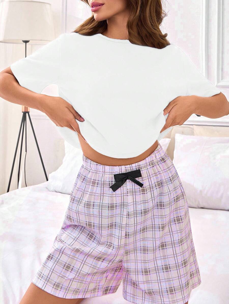Bộ đồ ngủ gồm áo thun cổ tròn tay ngắn màu trơn và quần short kẻ sọc - trắng - Xem 1