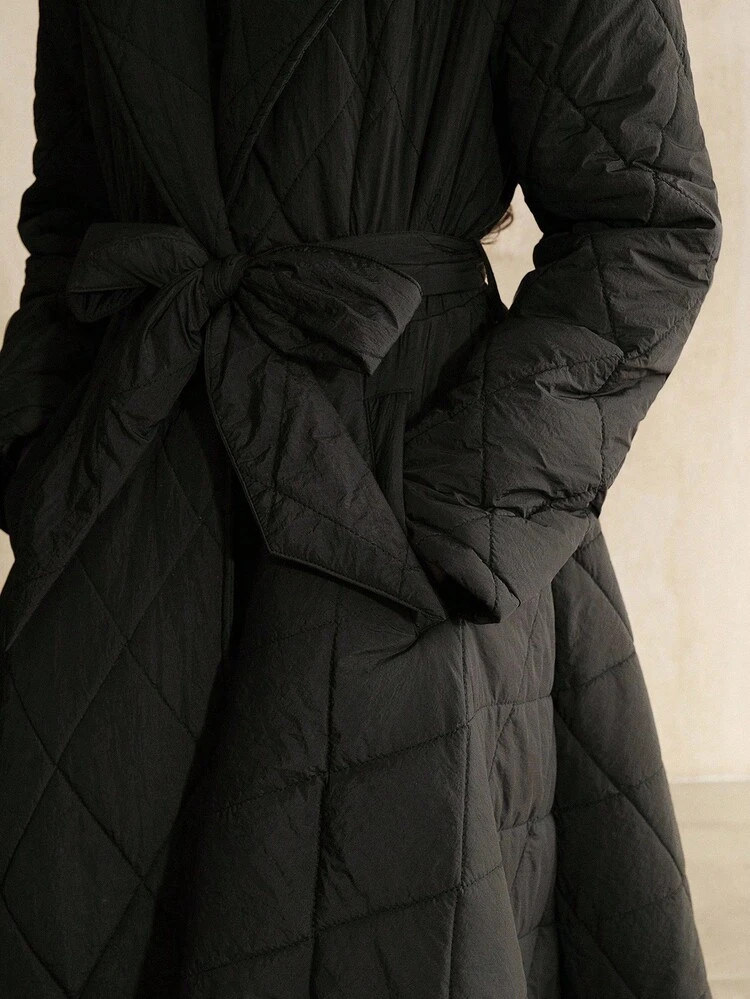 Ropa de mujer para otoño e invierno, elegante, sencilla y moderna. Abrigo largo de algodón de color negro sólido, con cuello de solapa, diseño de rombos y cuadros acolchados, mangas largas, corte evasé, ideal para otoño, invierno, salidas, eventos elegantes, fiestas, Navidad, trabajo, graduación, boda.