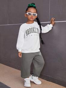 SHEIN Conjunto deportivo casual de sudadera con estampado gráfico y pantalones para niña - Gris - Ver 6