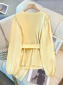 GlowEve CURVE 大码优雅端庄裹身缎面衬衫 - 黃色 - 查看 2