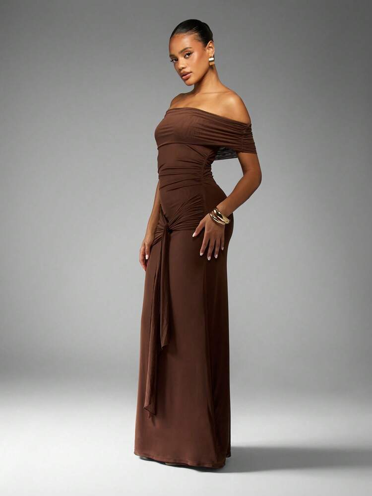 ブラウンオフショルダードレス Mサイズ MISSGUIDED オフショルダーのルーシュマキシドレス（サイド