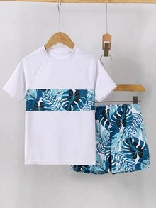 SHEIN 青少年男童泳衣套装，上衣采用定位印花，下衣采用随机印花。这款男童泳衣套装兼具舒适与时尚。设计融入全球知名的绿色手绘树叶元素，营造出浓郁的度假氛围。轻盈的面料让孩子们在水中活动自如，快速排水，保持干爽。适合在海滩或泳池穿着。2025年新品，让孩子们玩得开心无忧。