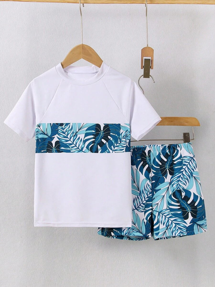 SHEIN 青少年男童泳衣套装，上衣采用定位印花，下衣采用随机印花。这款男童泳衣套装兼具舒适与时尚。设计融入全球知名的绿色手绘树叶元素，营造出浓郁的度假氛围。轻盈的面料让孩子们在水中活动自如，快速排水，保持干爽。适合在海滩或泳池穿着。2025年新品，让孩子们玩得开心无忧。