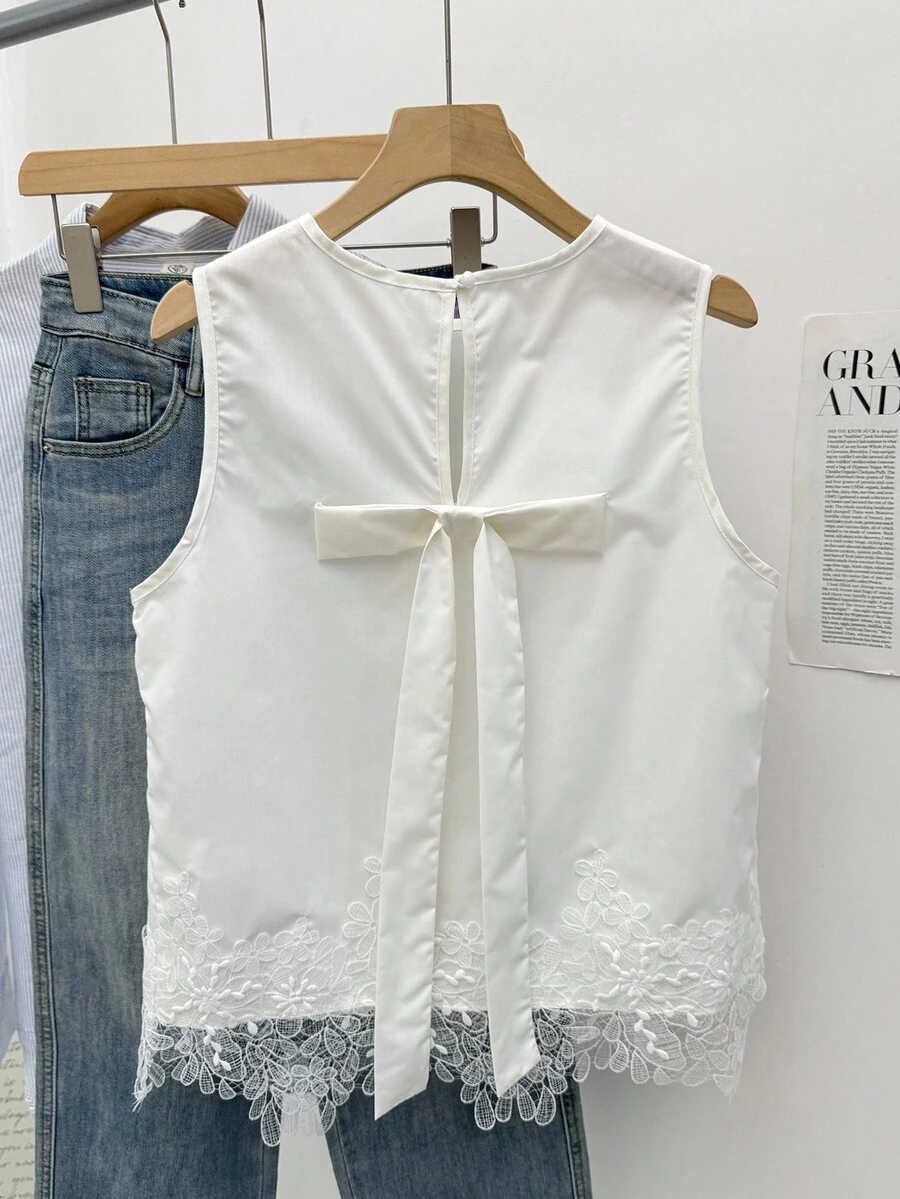 SHEIN Frenchy 女士休闲纯色撞色蕾丝无袖衬衫，白色蕾丝上衣，白色优雅上衣，女士白色上衣，蕾丝下摆衬衫，后背蝴蝶结衬衫，无袖衬衫，撞色蕾丝背心，优雅上衣，可爱背心，秋季女装，冬季女装，四季皆宜，冬季女装，休闲办公女装，法式风格，商务休闲女装，优雅，通勤，简约，办公室，复古，简约 - 白色 - 查看 1