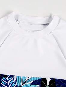 SHEIN 青少年男童泳衣套装，上衣采用定位印花，下衣采用随机印花。这款男童泳衣套装兼具舒适与时尚。设计融入全球知名的绿色手绘树叶元素，营造出浓郁的度假氛围。轻盈的面料让孩子们在水中活动自如，快速排水，保持干爽。适合在海滩或泳池穿着。2025年新品，让孩子们玩得开心无忧。