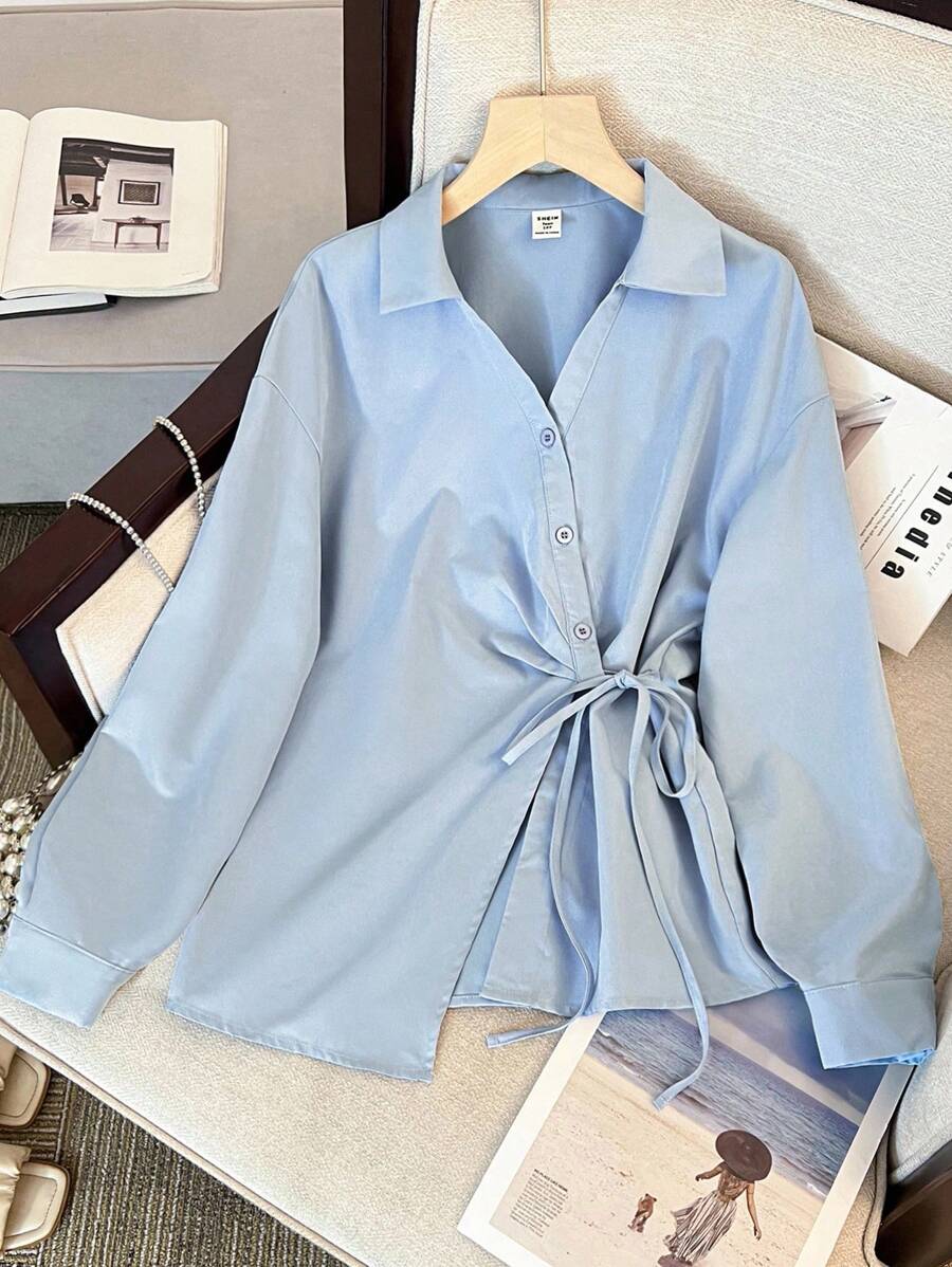SHEIN 少女浅蓝色 V 领露肩衬衫，修身款不对称腰长袖衬衫女士衬衫浅蓝色衬衫青少年衬衫系带前衬衫淡蓝色衬衫女士浅蓝色衬衫女士系带前衬衫浅蓝色衬衫少女浅蓝色上衣淡蓝色纽扣衬衫 - 藍色 - 查看 1