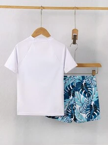 SHEIN 青少年男童泳衣套装，上衣采用定位印花，下衣采用随机印花。这款男童泳衣套装兼具舒适与时尚。设计融入全球知名的绿色手绘树叶元素，营造出浓郁的度假氛围。轻盈的面料让孩子们在水中活动自如，快速排水，保持干爽。适合在海滩或泳池穿着。2025年新品，让孩子们玩得开心无忧。