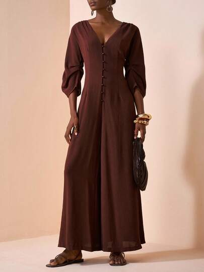 Veslaya 2025秋季新款加大码连体裤，适合音乐节、复活节、圣帕特里克节、西部风、游牧风、生日派对、毕业季、学院风、学生装、日常休闲、百搭、休闲、邮轮旅行、海滩、日光浴、爆款、街头风、婚礼宾客波西米亚风、通勤、早午餐、机场等场合。这款棕色纹理褶皱面料V领七分袖长款连体裤，后背交叉设计，尽显时尚个性。