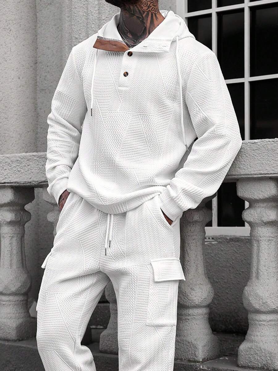 Manfinity LEGND 男款压花面料半开前开襟连帽衫 + 多口袋抽绳运动裤套装 - 白色 - 查看 1