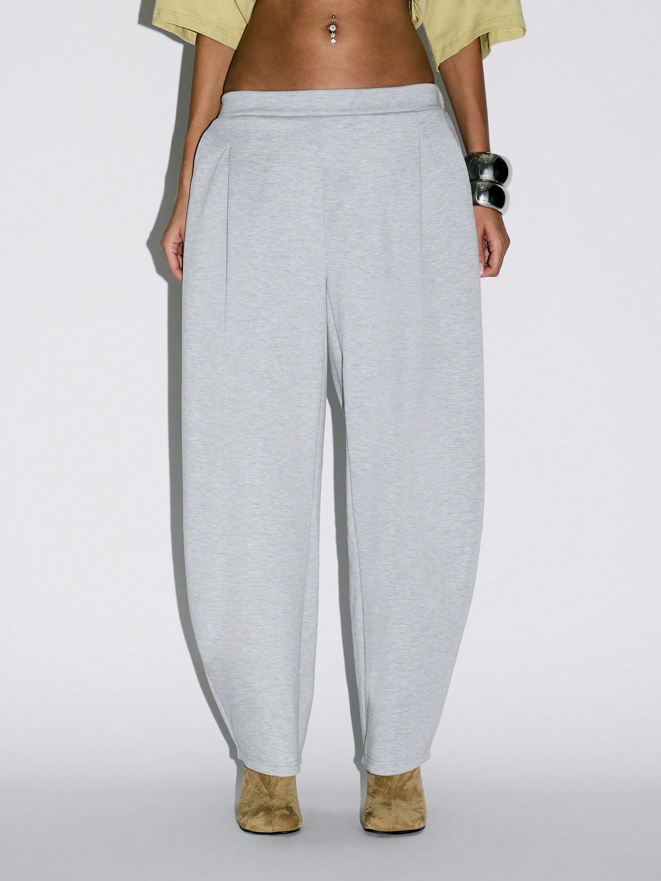 KIZN Calça jogger com pregas frontais e perna cenoura com cós elástico