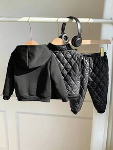 SHEIN 3 Stück/Set Baby Jungen Winter Outfit - Thermisch gefütterter Kapuzenpullover, Sweathose und gepolsterte Weste. Bequemes, vielseitiges, modisches Grundset geeignet für Innen, Außen, Alltag, Sport, Spiel, Party, Festival, Halloween, Weihnachten, Herbst Neujahr