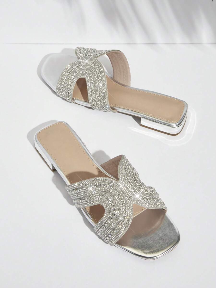 SHUZIA 鑲有鑽石的加大碼寬鬆休閒涼鞋，適合日常穿著