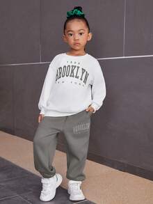 SHEIN Conjunto deportivo casual de sudadera con estampado gráfico y pantalones para niña - Gris - Ver 5