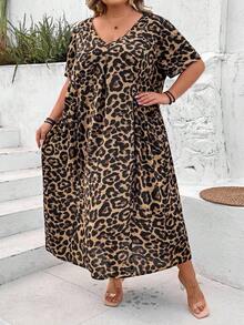 SHEIN CURVE+ 加大码 V 领短袖豹纹优雅宽松连衣裙，带口袋 - 卡其色 - 查看 6