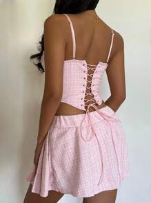 SHEIN EZwear Bộ 2 món áo hai dây viền bất đối xứng màu trơn và chân váy mini xếp ly cho nữ - Hồng - Xem 2